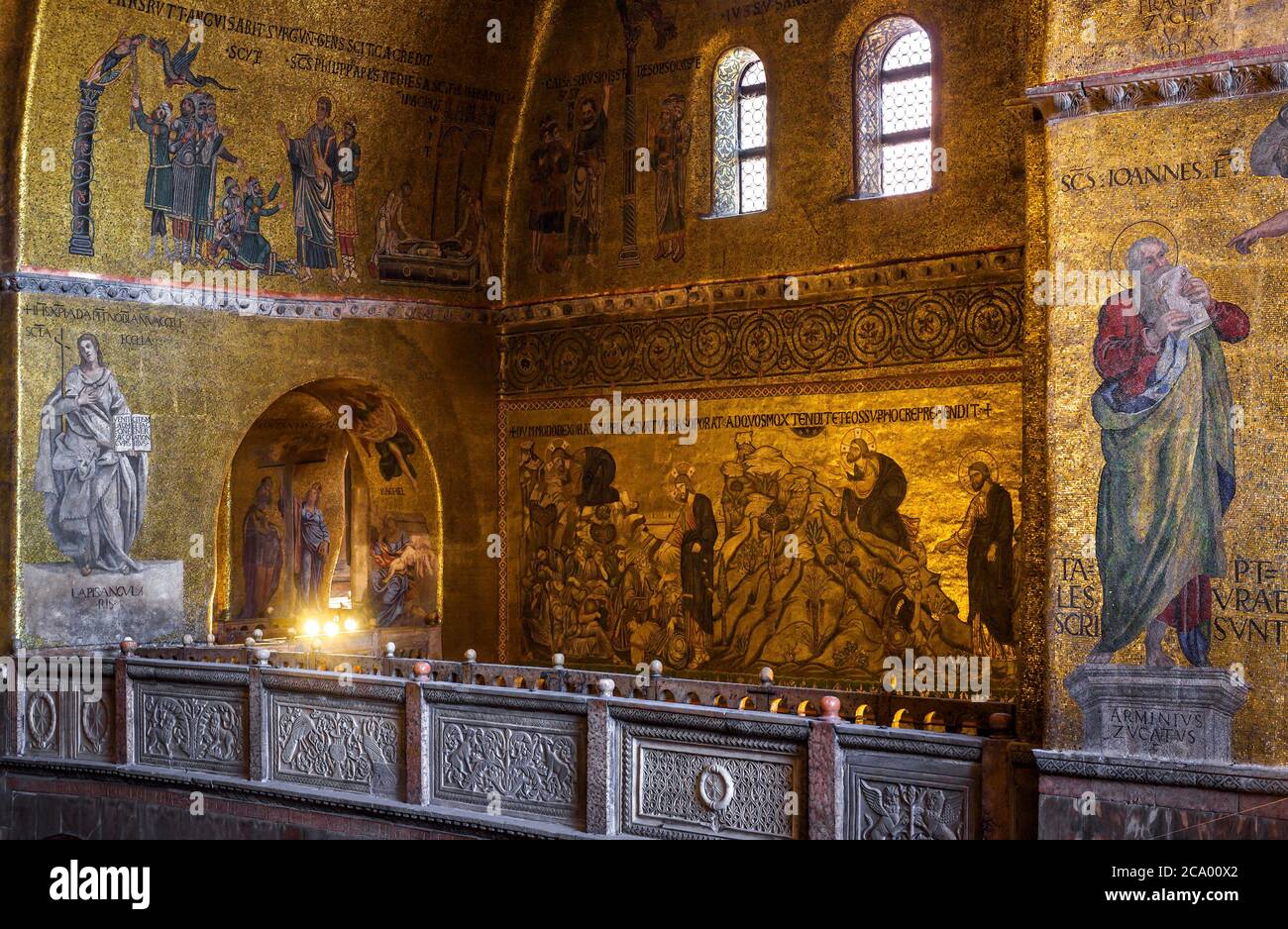 Venedig, Italien - 21. Mai 2017: Goldenes Wandmosaik`s Markusdom oder San Marco, es ist das Wahrzeichen von Venedig. Innenraum des berühmten Markusdom`s Stockfoto